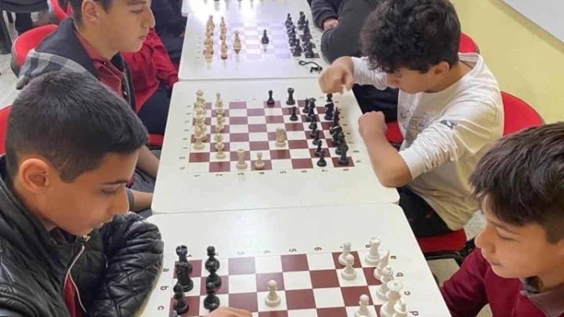 8. Sınıf Öğrencilerimiz Arasında Mangala ve Satranç Turnuvası Düzenlendi.